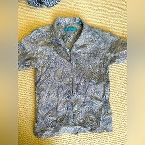 Practically new Tori Richard wave Hawaiian shirt boys size 8 (M)